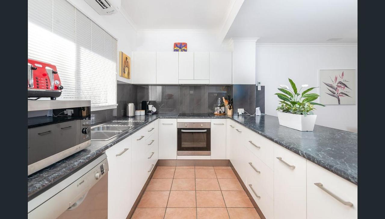 Modern 2 Bedroom Townhouse - Four Mile Beach Escapes Порт Дуглас Экстерьер фото