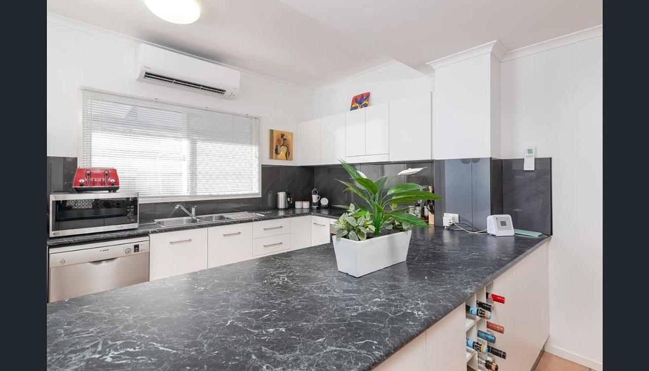 Modern 2 Bedroom Townhouse - Four Mile Beach Escapes Порт Дуглас Экстерьер фото
